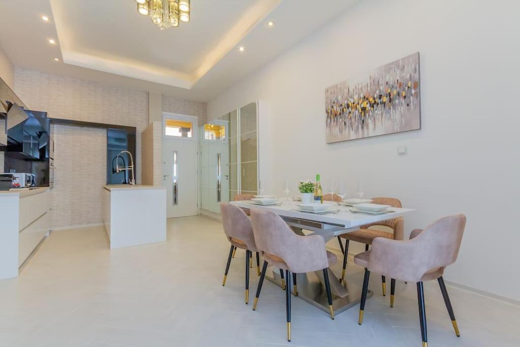 The Opulent Oasis By Newave Apartments Budapest Eksteriør billede